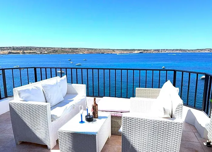 Seafront Apartment Terrace, Lounger & Panoramic Ocean Views