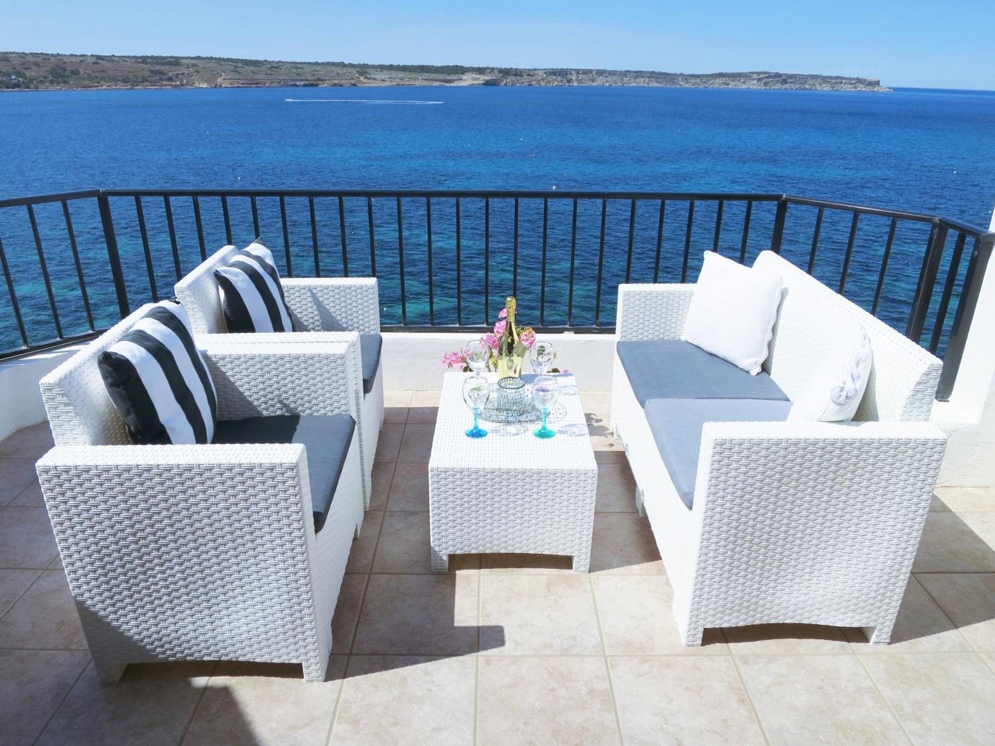 Seafront Terrace, Lounger & Panoramic Ocean Views Mellieha