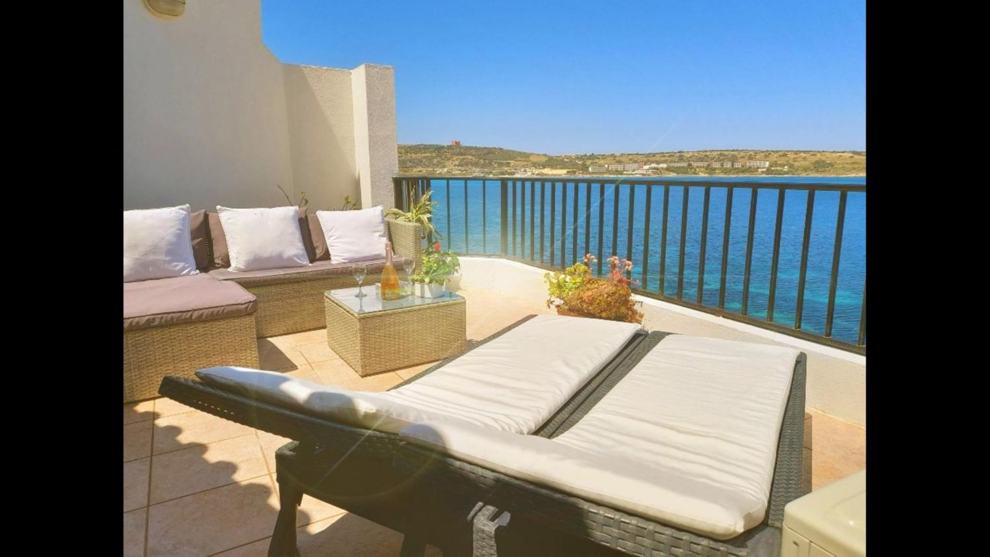Seafront Terrace, Lounger & Panoramic Ocean Views Apartment