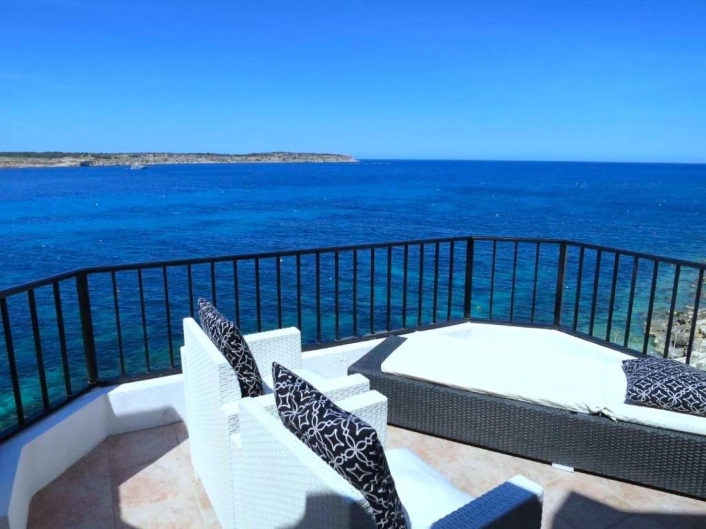 Apartment Seafront Terrace, Lounger & Panoramic Ocean Views
