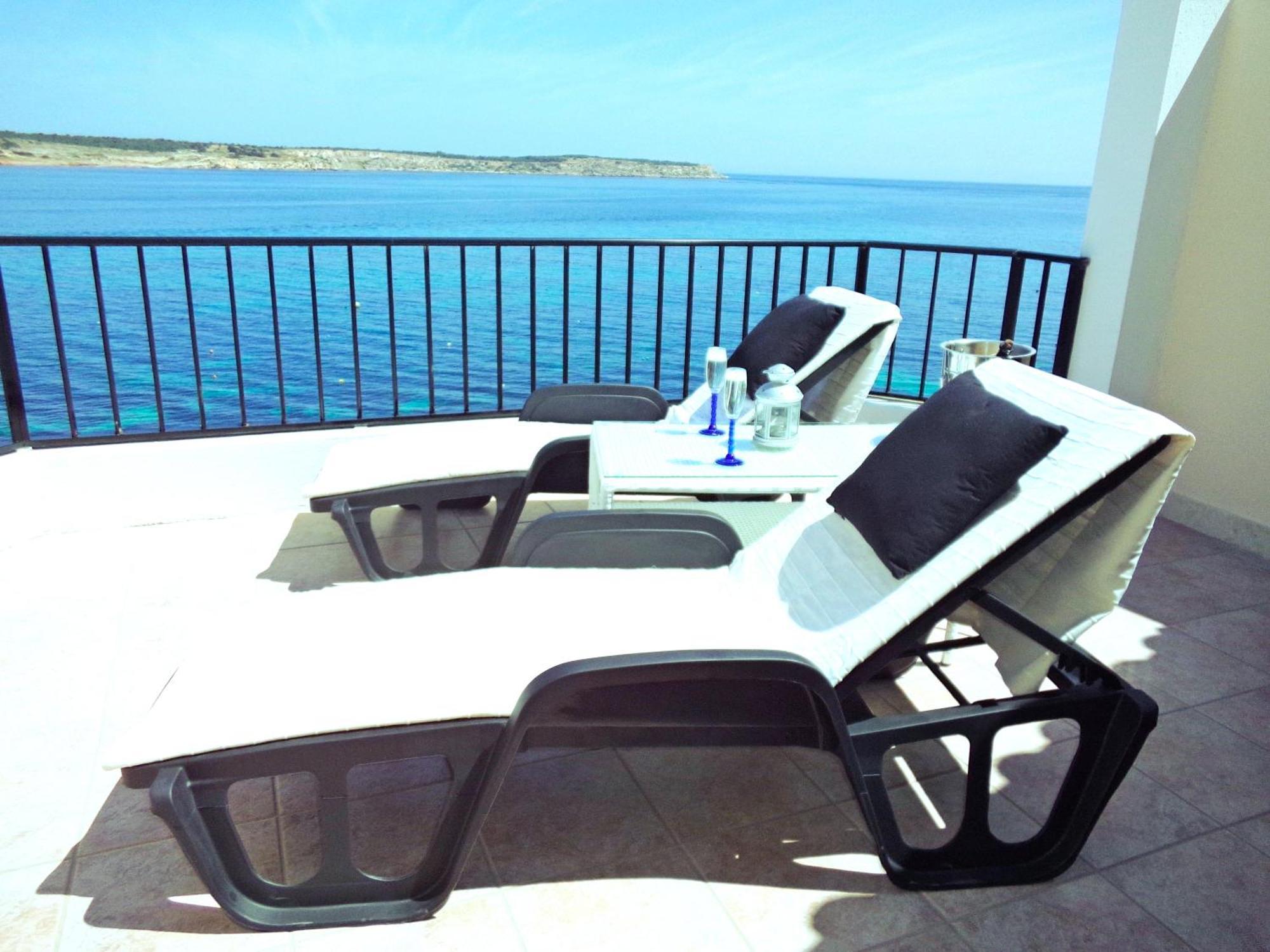 Seafront Terrace, Lounger & Panoramic Ocean Views *
