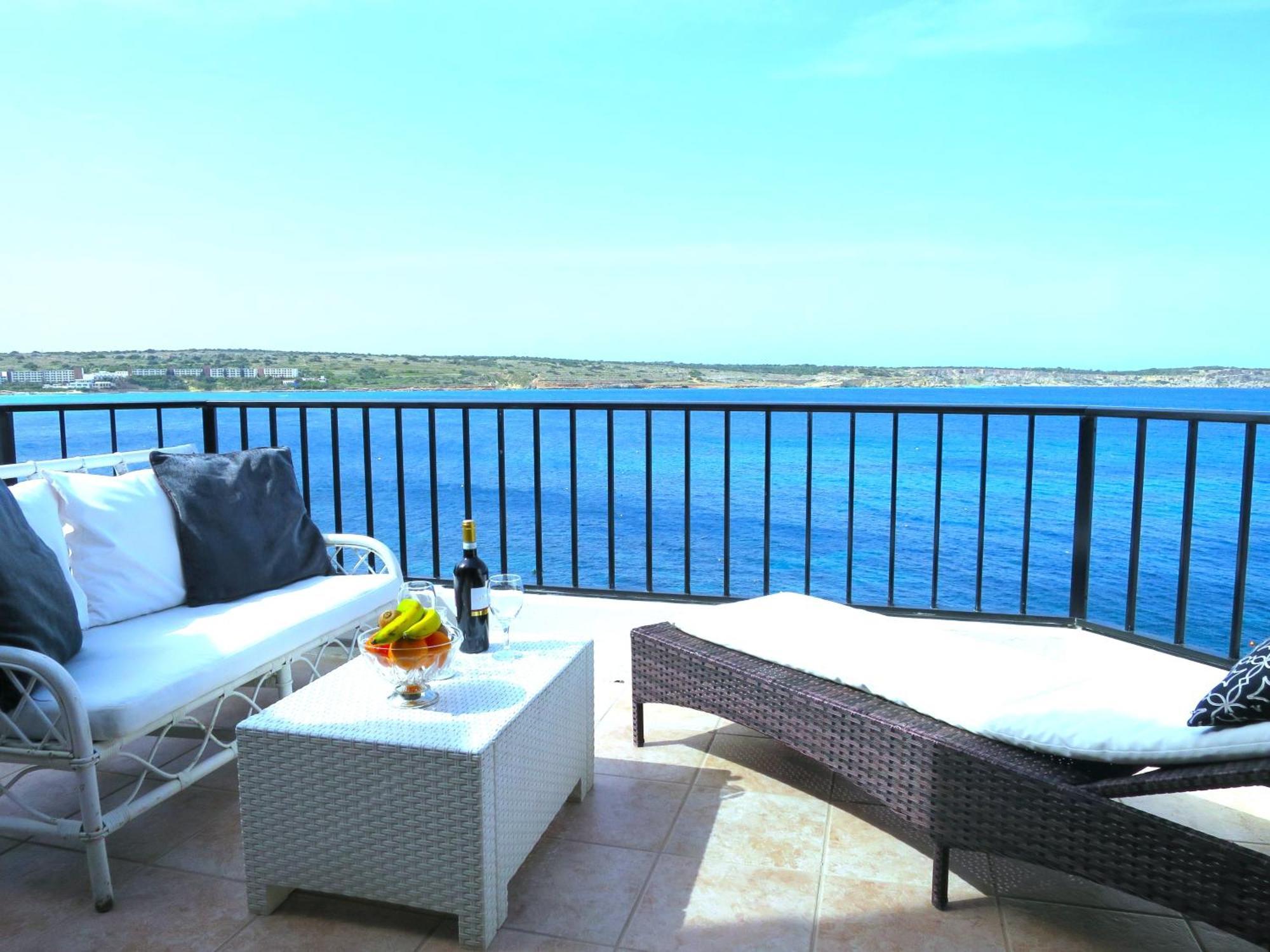 Apartment Seafront Terrace, Lounger & Panoramic Ocean Views *