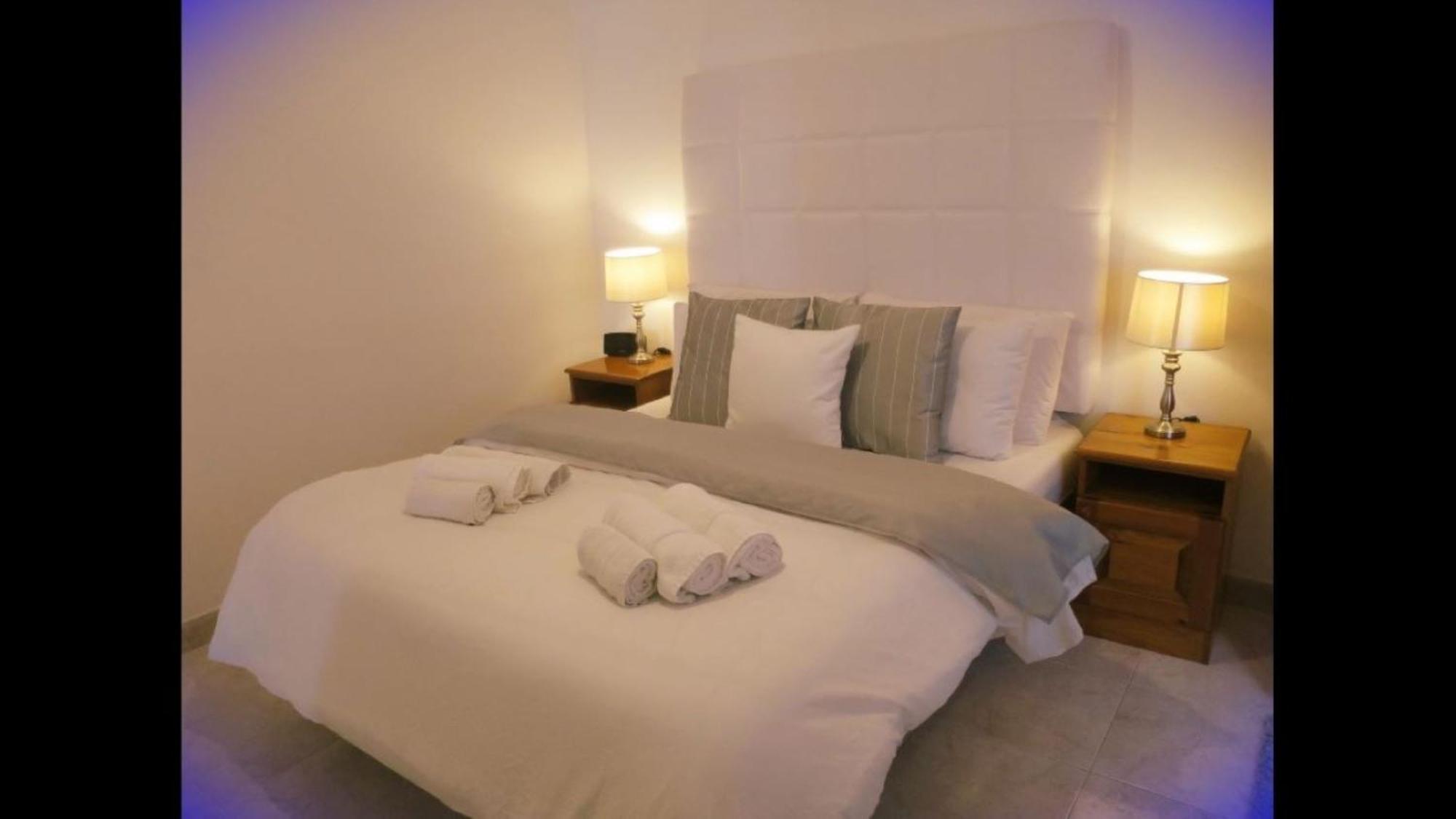 Seafront Terrace, Lounger & Panoramic Ocean Views Apartment