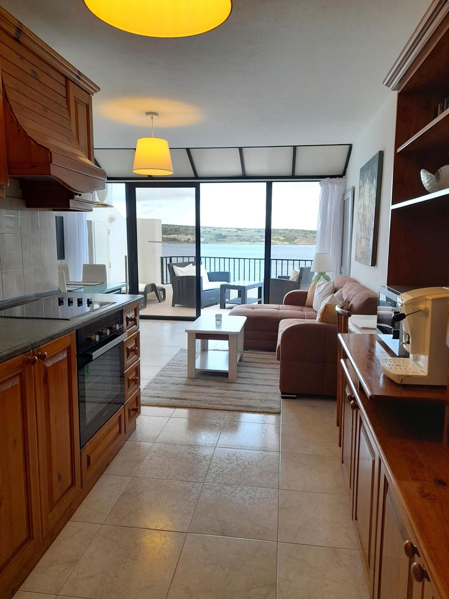 Seafront Terrace, Lounger & Panoramic Ocean Views Appartement Mellieħa