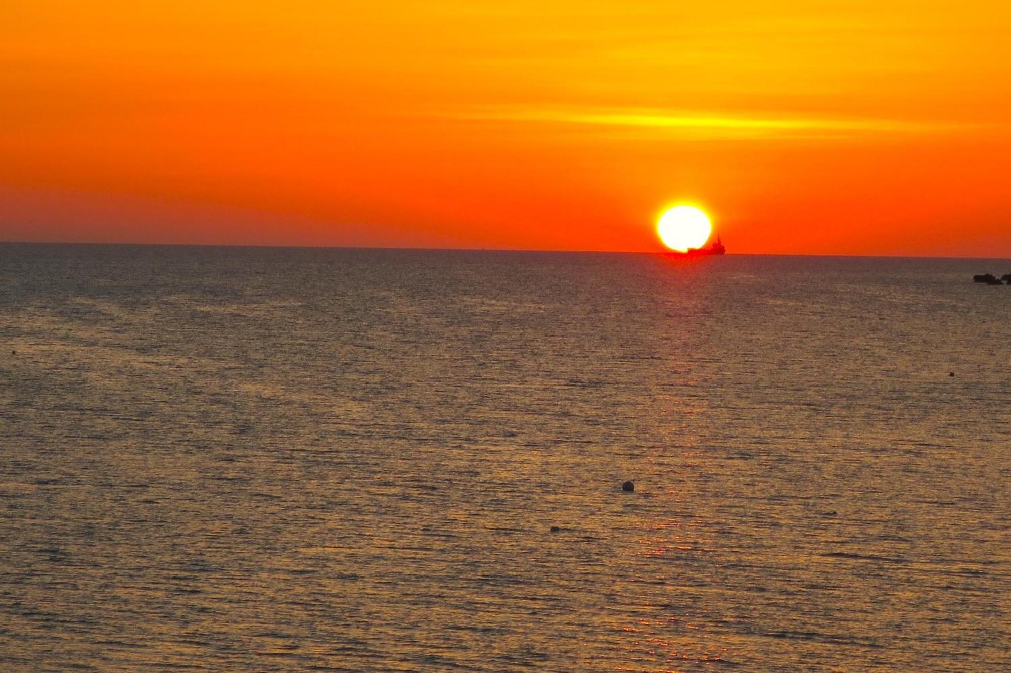 Appartement Seafront Terrace, Lounger & Panoramic Ocean Views *