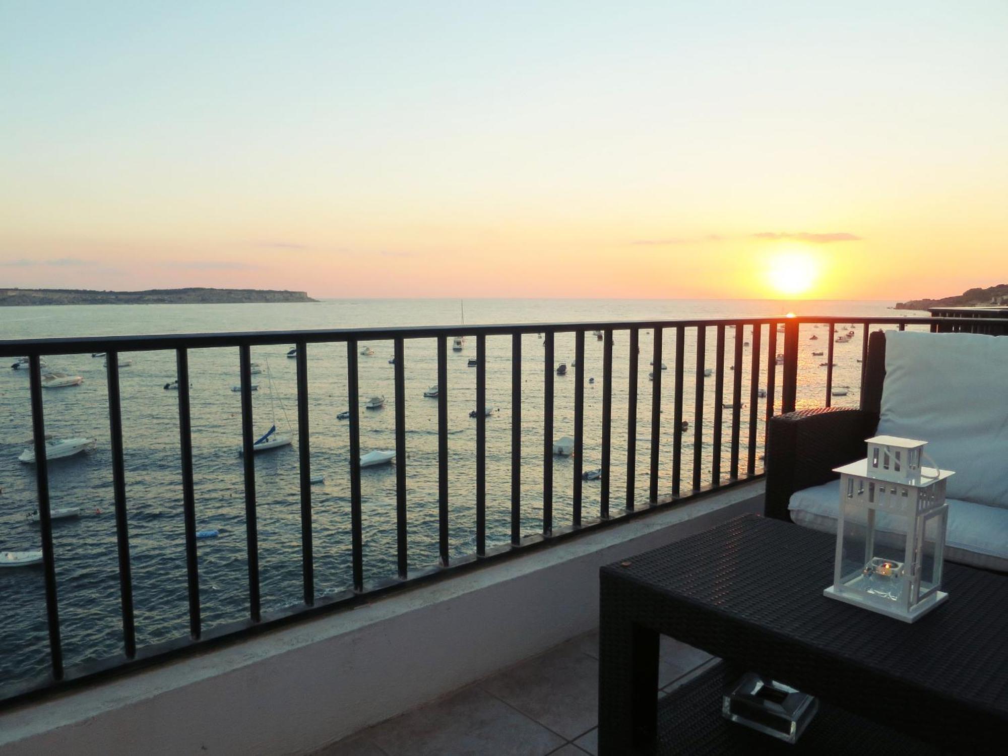 Seafront Terrace, Lounger & Panoramic Ocean Views * Mellieha