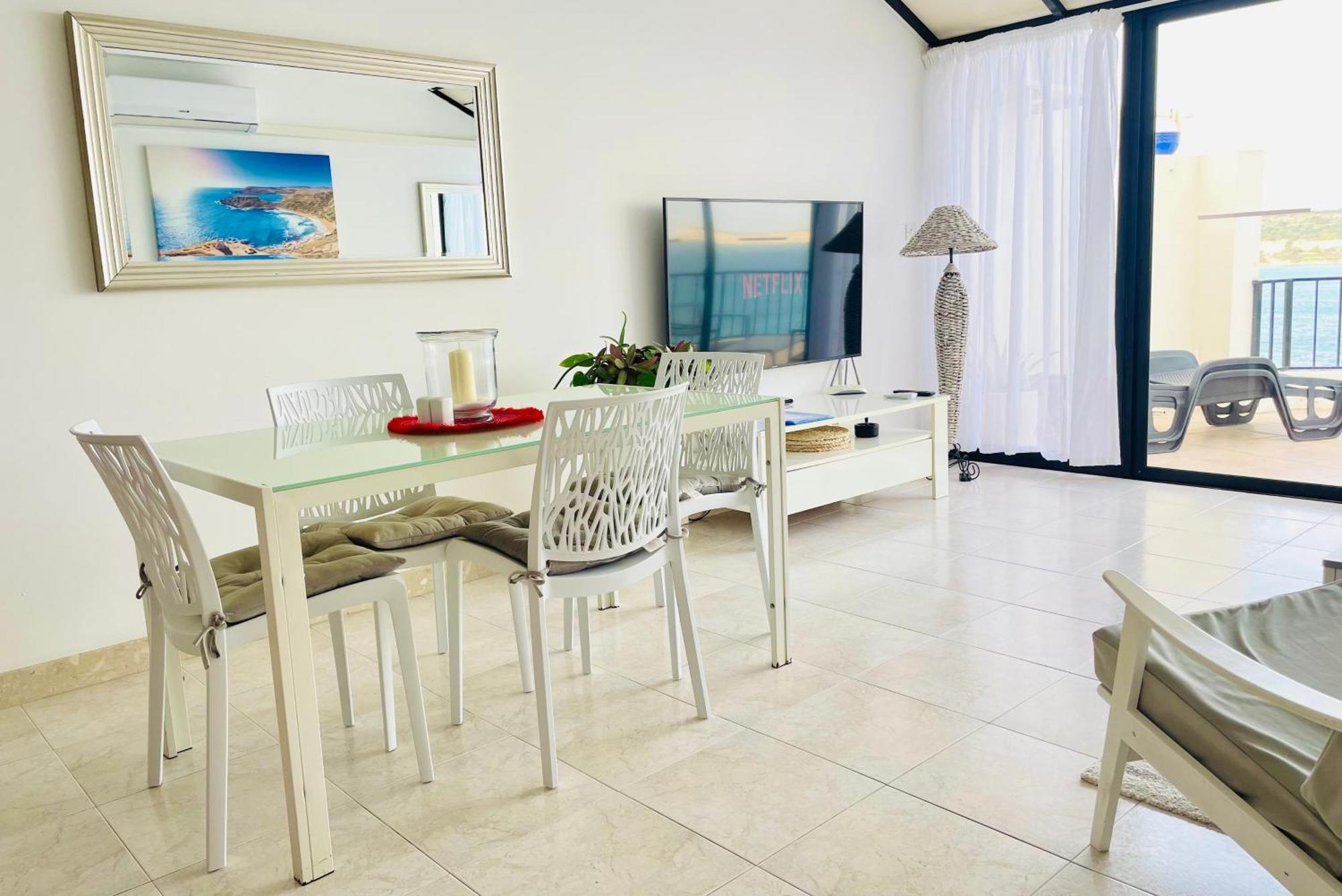 Seafront Terrace, Lounger & Panoramic Ocean Views Apartment *