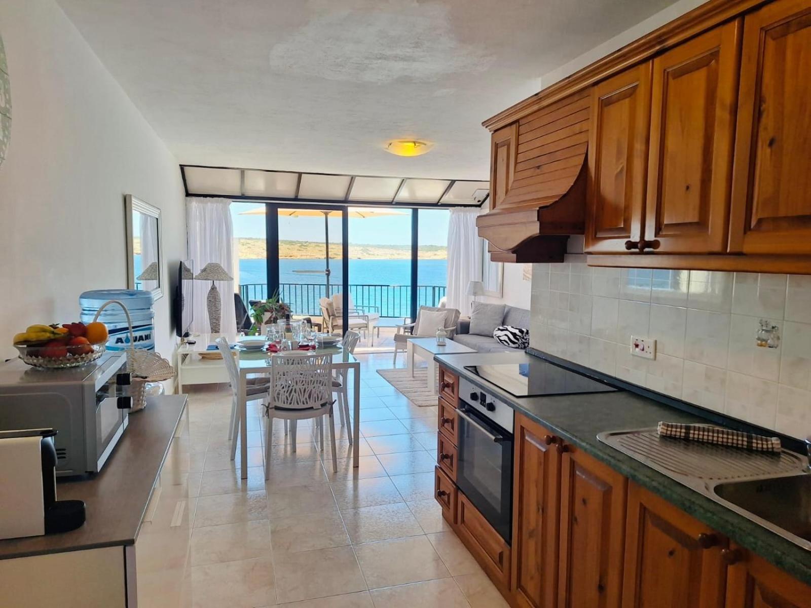 Seafront Terrace, Lounger & Panoramic Ocean Views Apartment