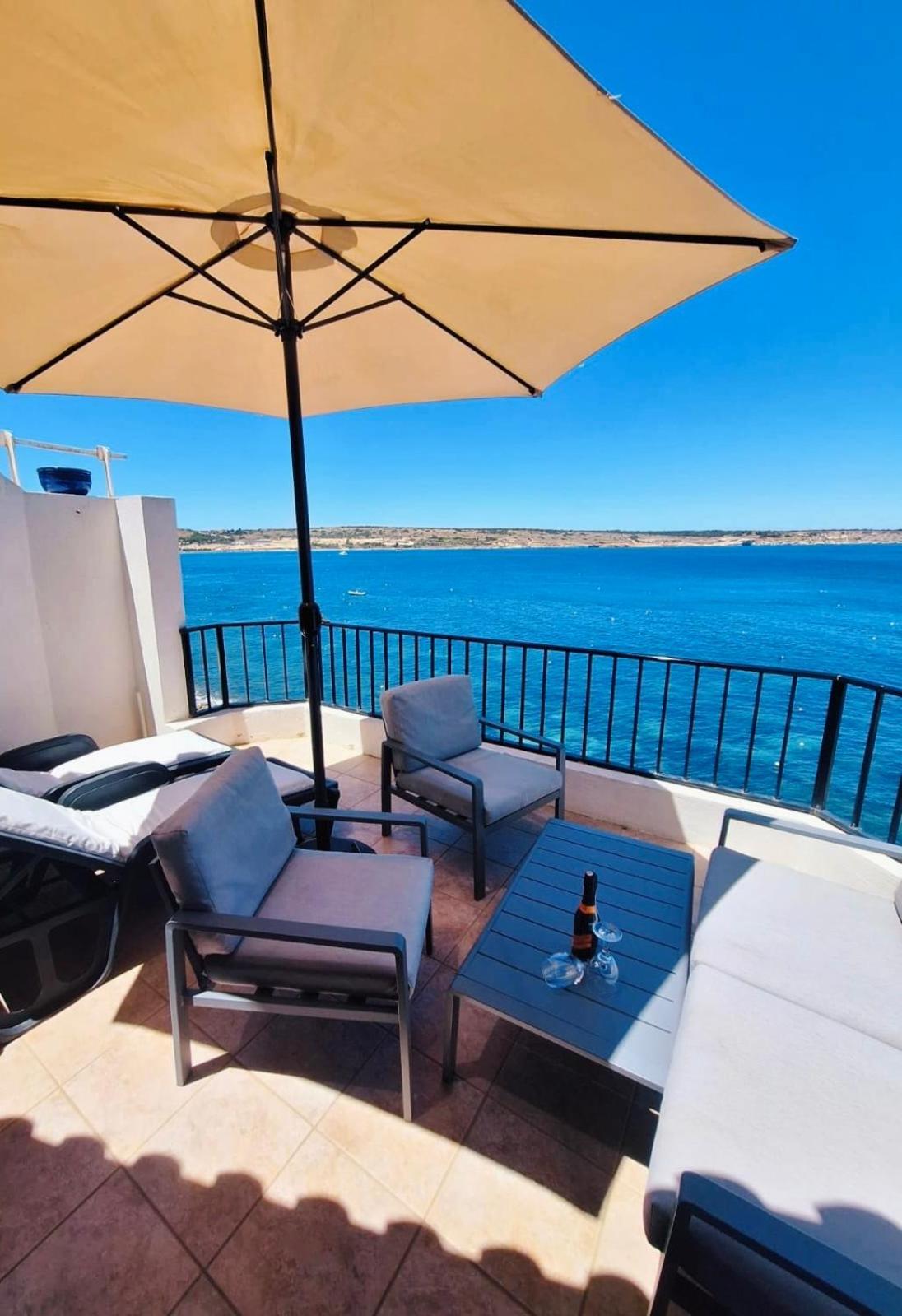 Apartment Seafront Terrace, Lounger & Panoramic Ocean Views *