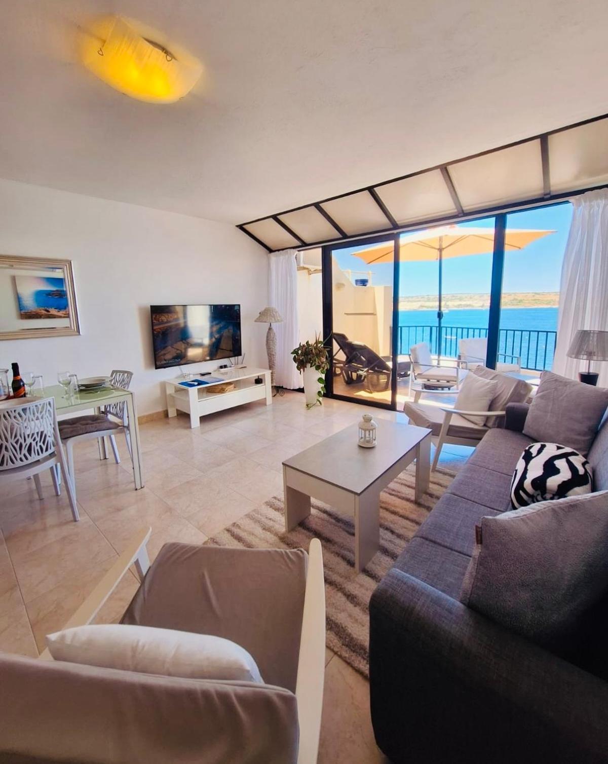 Seafront Terrace, Lounger & Panoramic Ocean Views Apartment Mellieha